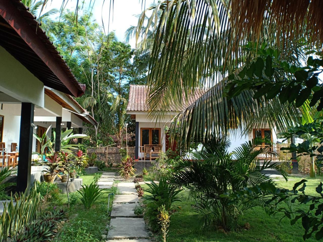 Dewi Garden Guesthouse Kuta  Exterior photo